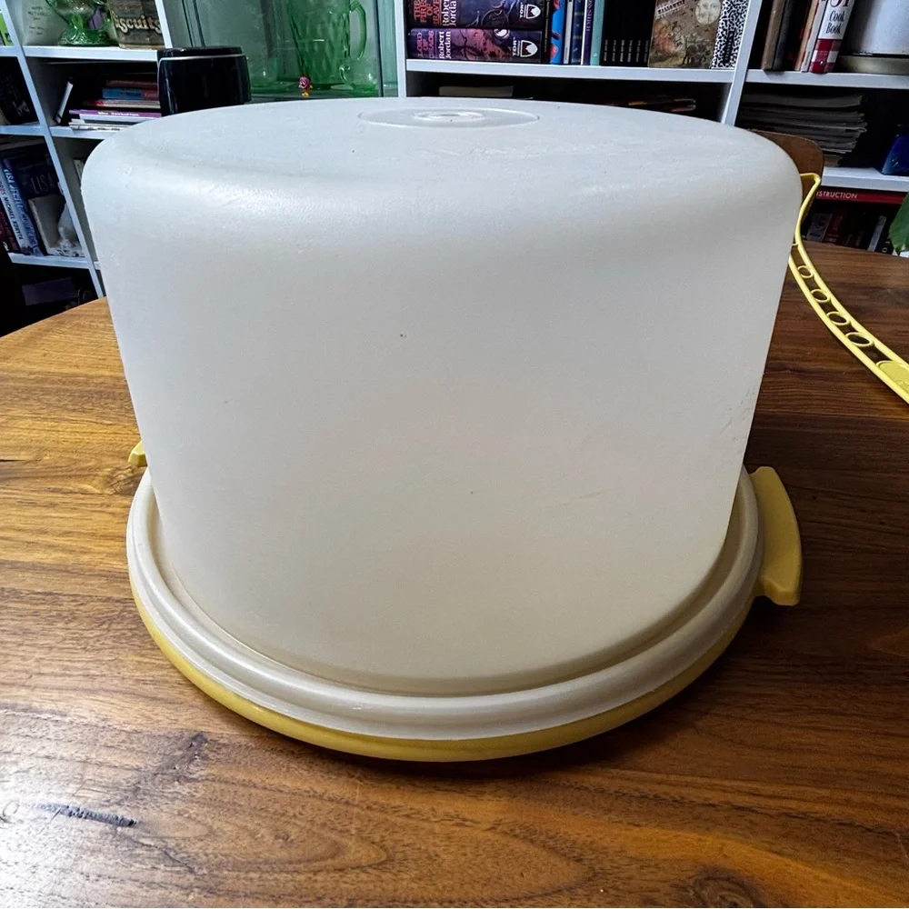 Tupperware vintage 3-piece cake carrier set: gold base, sheer lid & handle - Picture 7 of 7